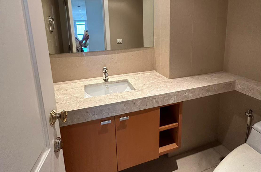 Condominium in Ploenchit : Athenee Residence 